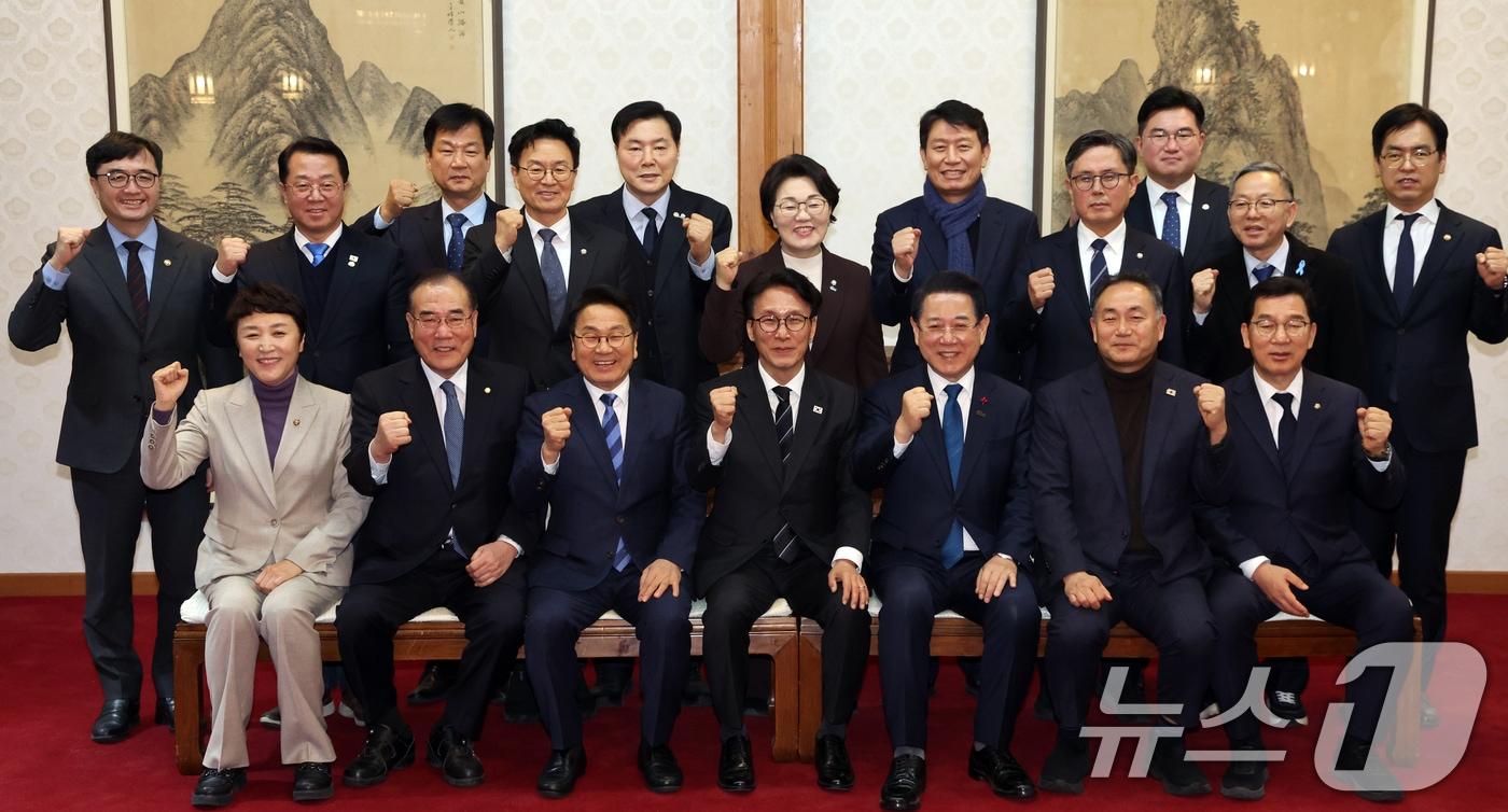 본문 이미지 - 김민석 국무총리가 9일 서울 종로구 삼청동 총리공관에서 열린 전남·광주 행정통합 관련 면담에서 김영록 전남지사, 강기정 광주시장 및 지역 국회의원들과 기념촬영을 하고 있다. 2026.2.9 ⓒ 뉴스1 김명섭 기자