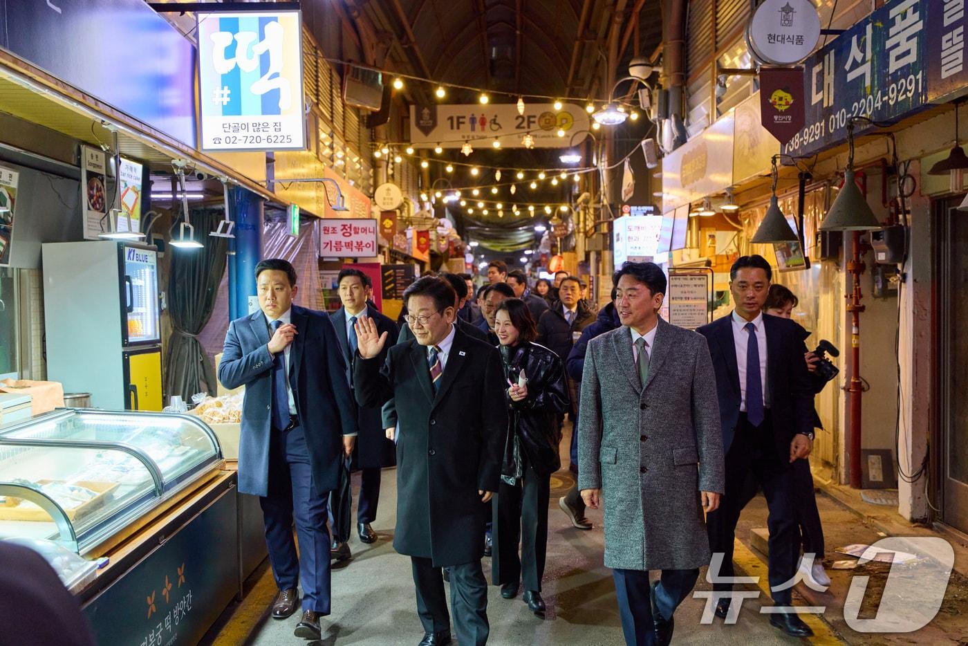본문 이미지 - 이재명 대통령이 9일 서울 종로구 통인시장을 방문해 상인들과 인사하고 있다. (청와대 제공. 재판매 및 DB 금지) 2026.2.9 ⓒ 뉴스1 허경 기자