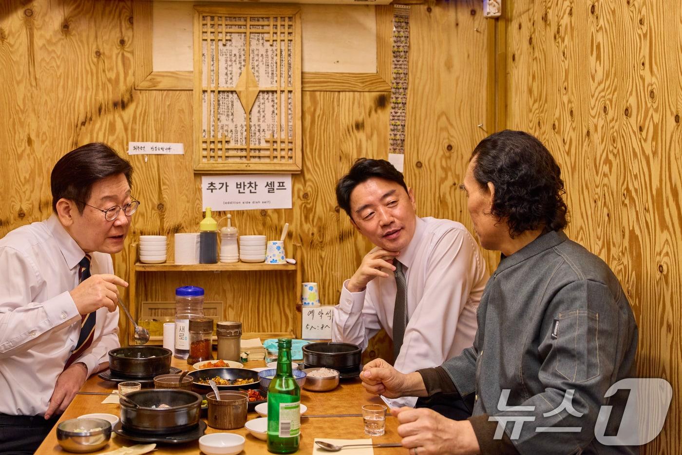 본문 이미지 - 이재명 대통령이 9일 서울 종로구 통인시장의 한 식당을 방문해 상인과 대화하며 식사하고 있다. (청와대 제공. 재판매 및 DB 금지) 2026.2.9 ⓒ 뉴스1 허경 기자