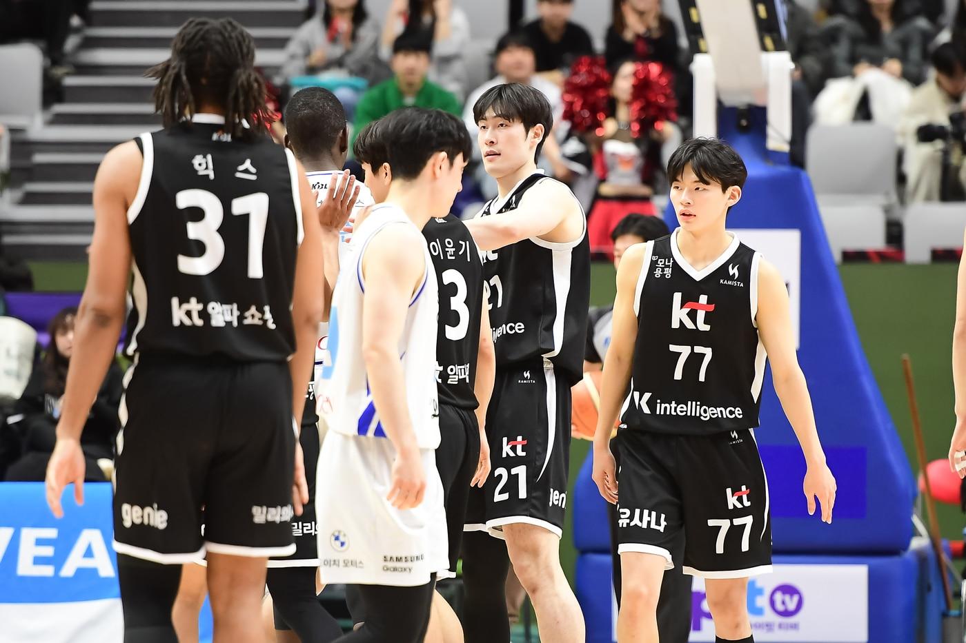 본문 이미지 - 남자 프로농구 수원 KT가 9일 서울 삼성과 홈 경기에서 승리하며 3연패에서 탈출했다. (KBL 제공)