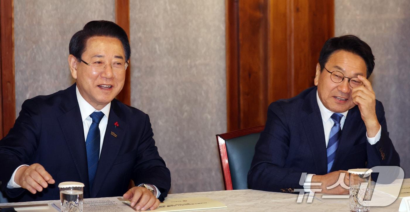 본문 이미지 - 김영록 전남지사와 강기정 광주시장이 9일 서울 종로구 삼청동 총리공관에서 열린 김민석 국무총리와의 전남·광주 행정통합 관련 면담에서 인사를 하고 있다. 2026.2.9 ⓒ 뉴스1 김명섭 기자