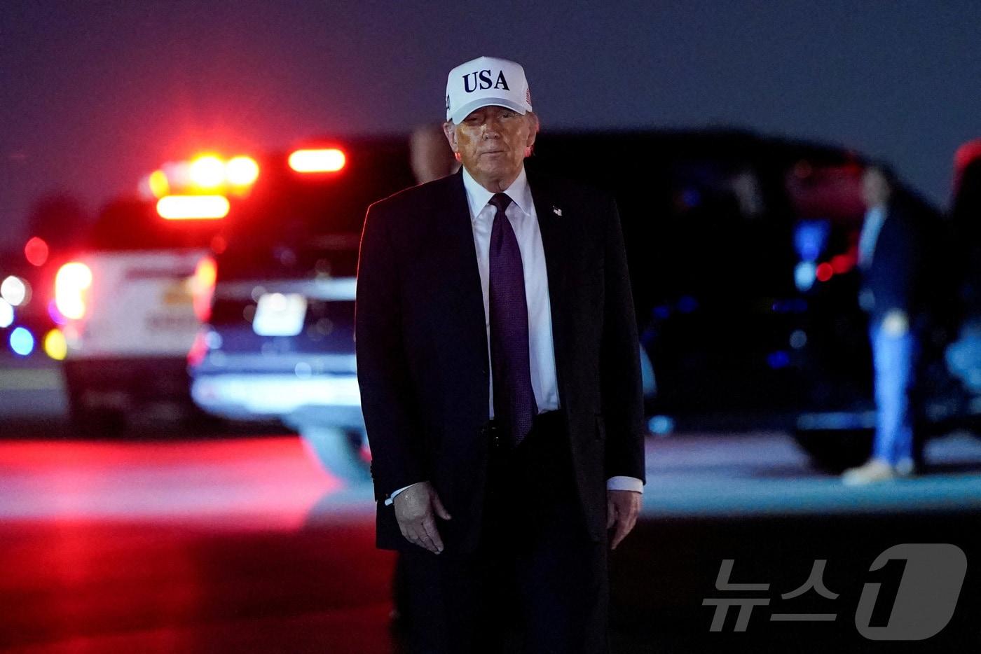 본문 이미지 - 도널드 트럼프 미국 대통령이 27일(현지시간) 플로리다주 웨스트 팜비치 소재 팜비치 공항에 도착한 후 차량으로 이동하고 있다. 트럼프는 이튿날 새벽 이란에 대한 군사작전 감행 사실을 발표했다. 2026.02.28. ⓒ 로이터=뉴스1