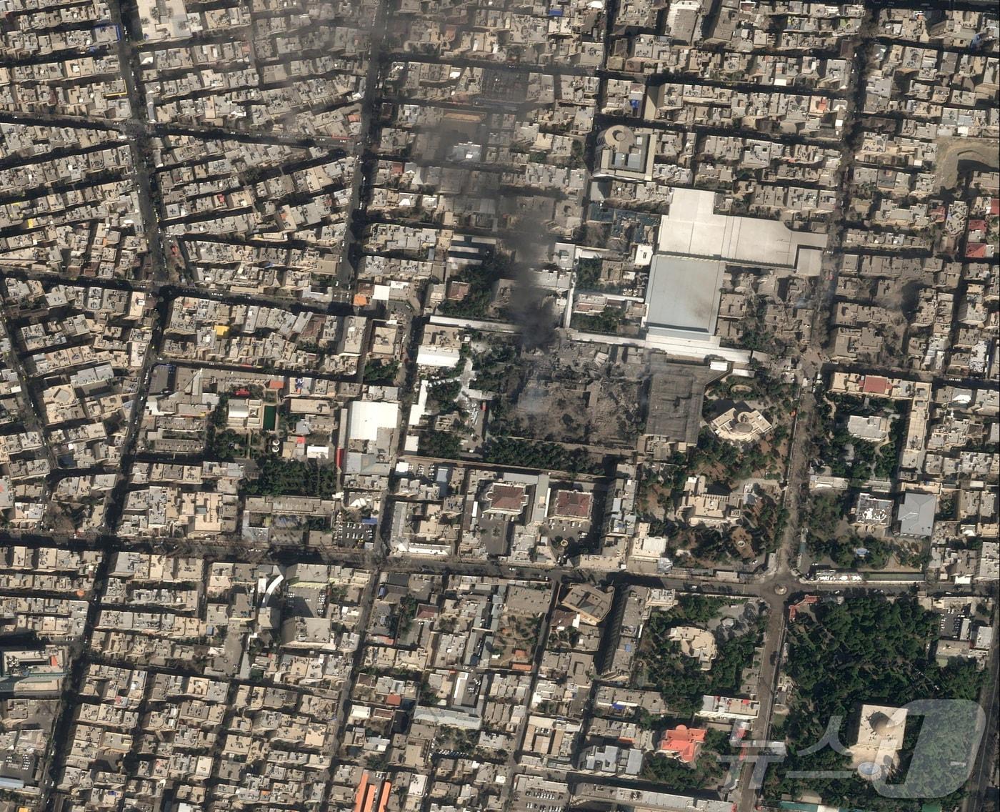 본문 이미지 - 미국과 이스라엘의 이란 공습 이후 테헤란의 하메네이 거처를 촬영한 에어버스 위성사진. 2026.02.28 ⓒ 로이터=뉴스1