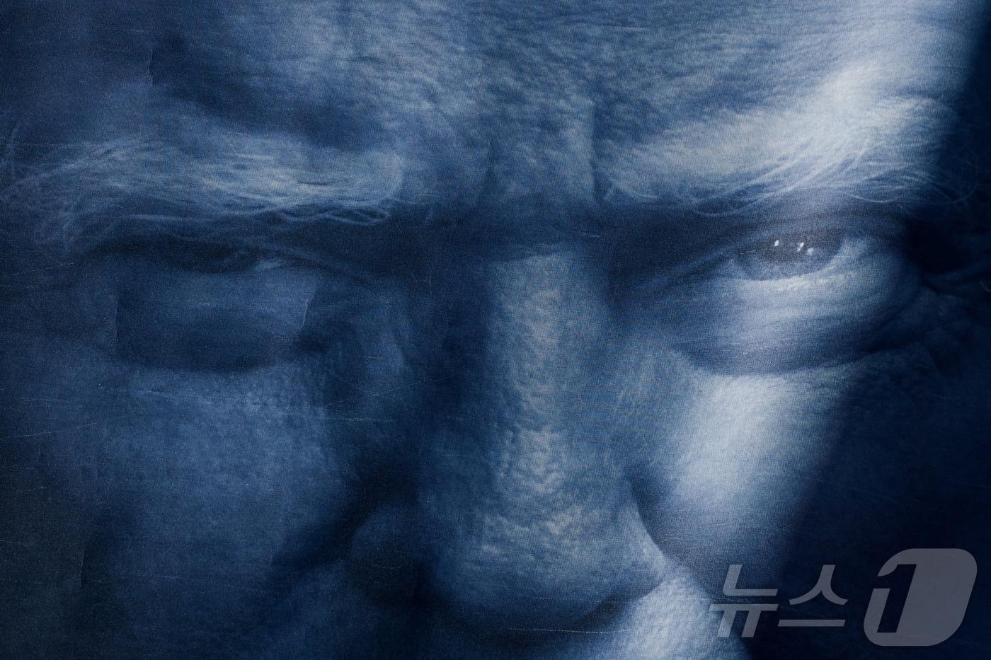 본문 이미지 - 28일(현지시간) 미국이 이스라엘과 함께 이란에 대한 공습을 감행한 가운데 워싱턴DC 미 법무부 청사 외벽에 도널드 트럼프 미국 대통령의 천막이 걸려 있다. 2026.02.28. ⓒ 로이터=뉴스1