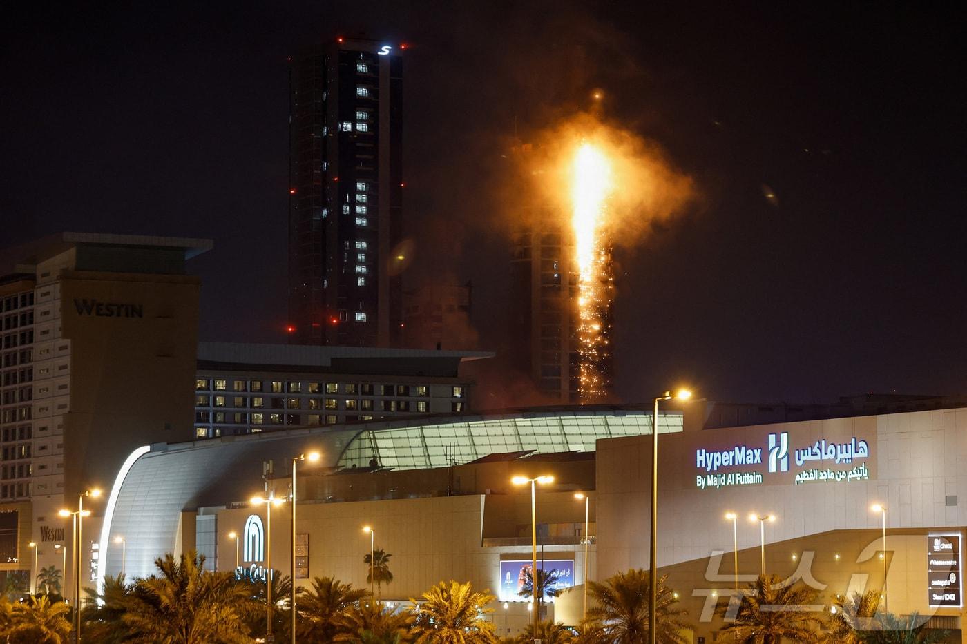 본문 이미지 - 바레인 마나마의 건물이 이란 드론 공격으로 불타고 있다. 2026.02.28 ⓒ 로이터=뉴스1