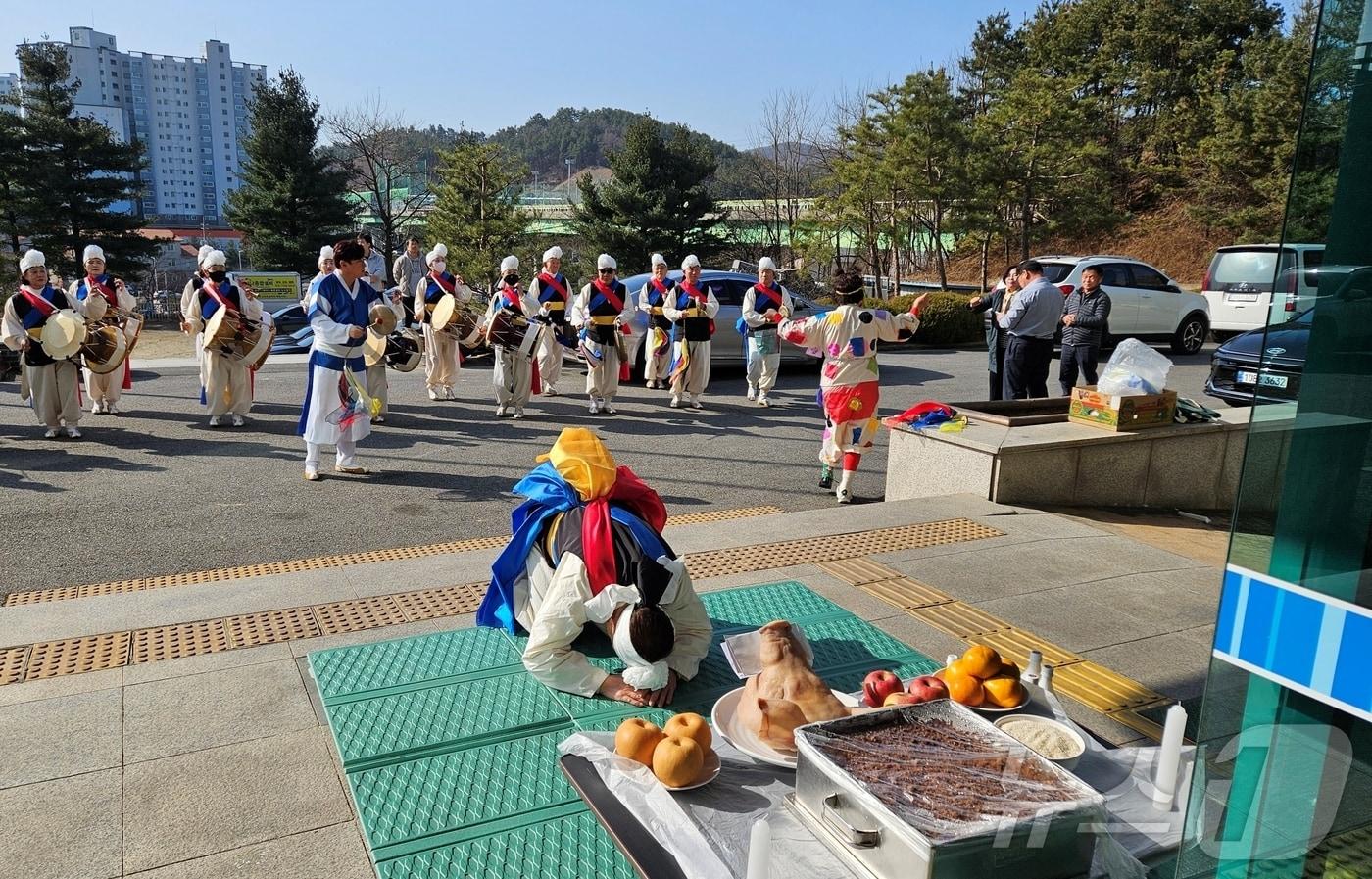 본문 이미지 - 충북 진천군 광혜원면 광혜원 화랑풍물단(단장 오승환)이 지난 28일 지신밟기 행사를 하고 있다.(진천군 제공. 재판매 및 DB금지)