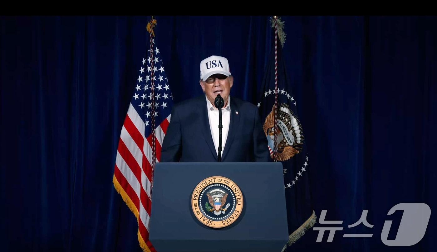 본문 이미지 - 도널드 트럼프 미국 대통령이 28일(현지시간) 이란에 대한 공격 개시를 공식화했다. 트럼프 대통령은 이날 소셜미디어(SNS) 트루스소셜에 올린 8분짜리 영상을 통해 "조금 전 이란 내 중대 전투를 시작했다＂며 미국의 이란 공격 사실을 확인했다. 또한 트럼프 대통령은 이날 자신의 소셜미디어 트루스소셜을 통해 ＂역사상 가장 사악한 인물 중 한 명인 하메네이가 죽었다＂라고 밝혔다. (트럼프소셜미디어X 캡쳐, 재판매 및 DB금지)2026.3.1 ⓒ 뉴스1
