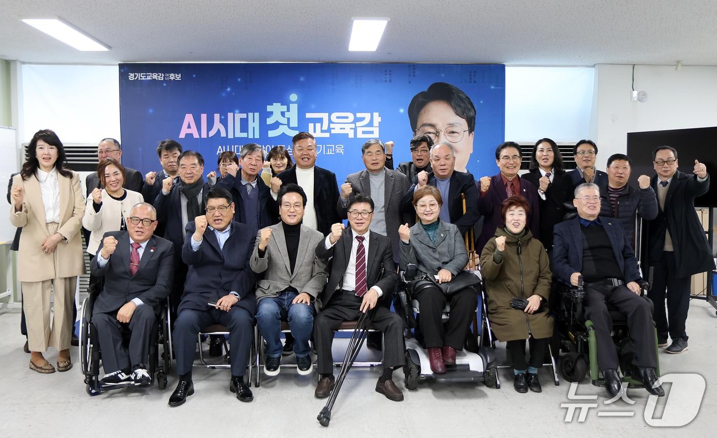 본문 이미지 -  안민석  경기교육감 예비후보(앞줄 왼쪽 세번째)가 수원 팔달구 캠프사무소에서 장애인정보화협회, 장애인표준사업장협의회, 경기중증중복뇌병변장애인부모회 관계자들과 간담회를 열고 기념촬영을 하고 있다.(안민석 예비후보 캠프 제공)