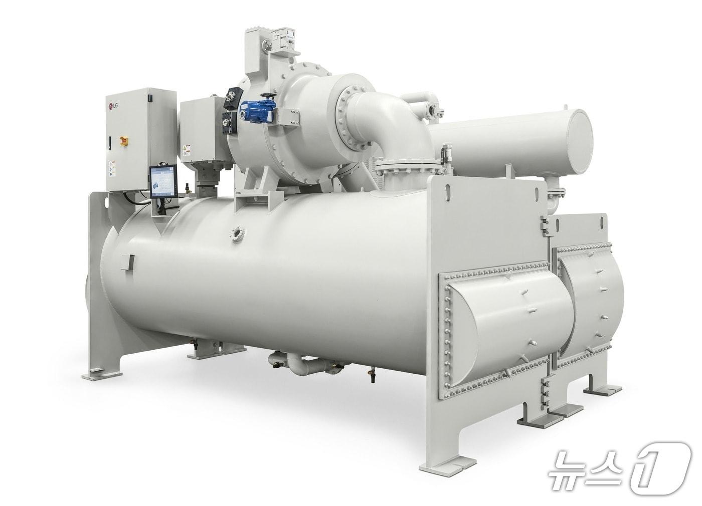 본문 이미지 - LG전자의 냉각 설루션 대표 제품인 무급유 터보칠러. LG전자는 전북 완주 AI 데이터센터에 무급유 터보칠러 등 토탈 HVAC 설루션을 공급할 예정이다. (사진제공 = LG전자) 