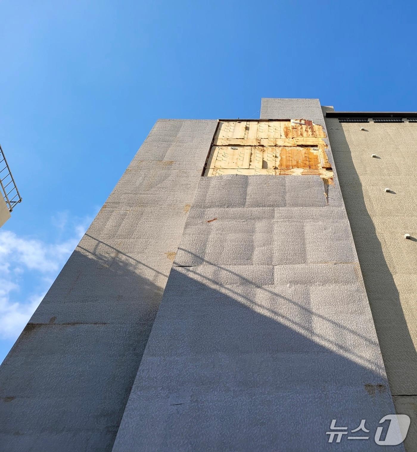 본문 이미지 - 외벽이 손상된 아파트(제주소방안전본부 제공. 재판매 및 DB금지)/뉴스1