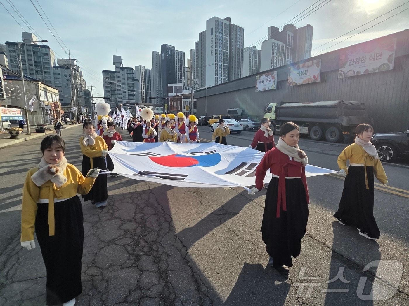 본문 이미지 - 1일 오전 전북 군산시 구암동 구암교회 인근에서 '3·5 만세운동' 재현행사가 열린 가운데 학생들과 시민들이 태극기를 들고 행진하고 있다. ⓒ 뉴스1 장수인 기자