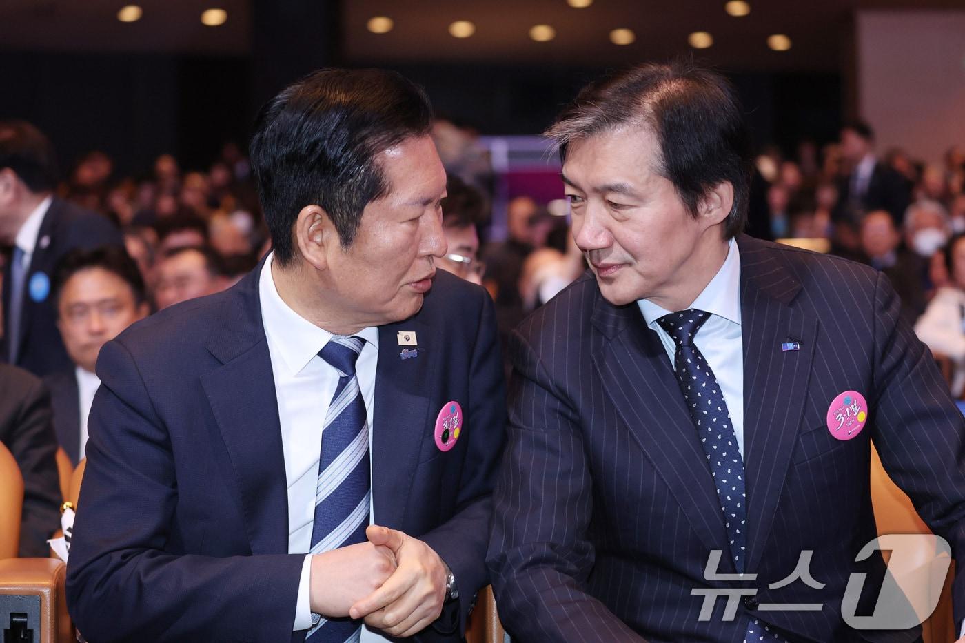 본문 이미지 - 정청래 더불어민주당 대표(왼쪽)와 조국 조국혁신당 대표가 지난 3월 1일 서울 강남구 코엑스에서 열린 제107주년 3·1절 기념식에서 대화를 나누고 있다. 2026.3.1 ⓒ 뉴스1 이재명 기자