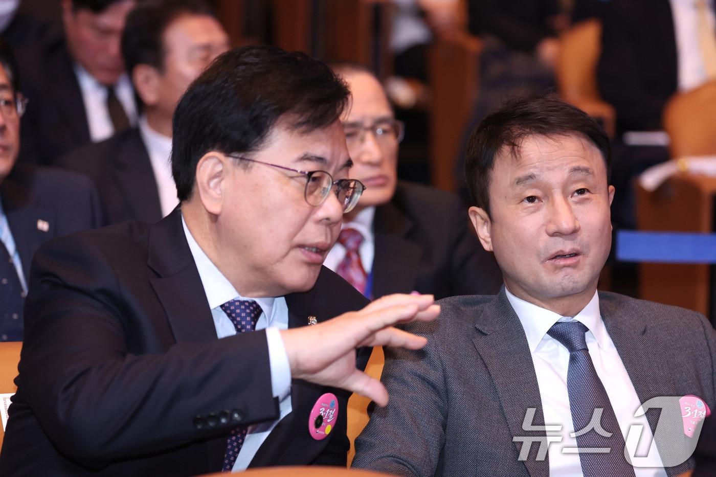 본문 이미지 - 한병도 더불어민주당 원내대표(오른쪽)와 송언석 국민의힘 원내대표가 1일 서울 강남구 코엑스에서 열린 제107주년 3·1절 기념식에서 대화를 나누고 있다. 2026.3.1 ⓒ 뉴스1 이재명 기자