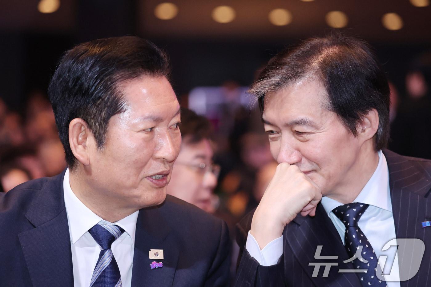 본문 이미지 - 정청래 더불어민주당 대표(왼쪽)와 조국 조국혁신당 대표가 지난 3월 1일 서울 강남구 코엑스에서 열린 제107주년 3·1절 기념식에서 대화를 나누고 있다. 2026.3.1 ⓒ 뉴스1 이재명 기자