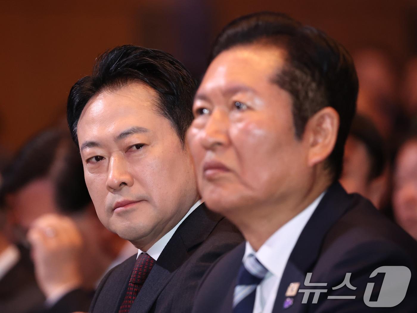 본문 이미지 - 정청래 더불어민주당 대표(오른쪽)와 장동혁 국민의힘 대표가 1일 서울 강남구 코엑스에서 열린 제107주년 3·1절 기념식에 참석해 자리하고 있다. 2026.3.1 ⓒ 뉴스1 이재명 기자