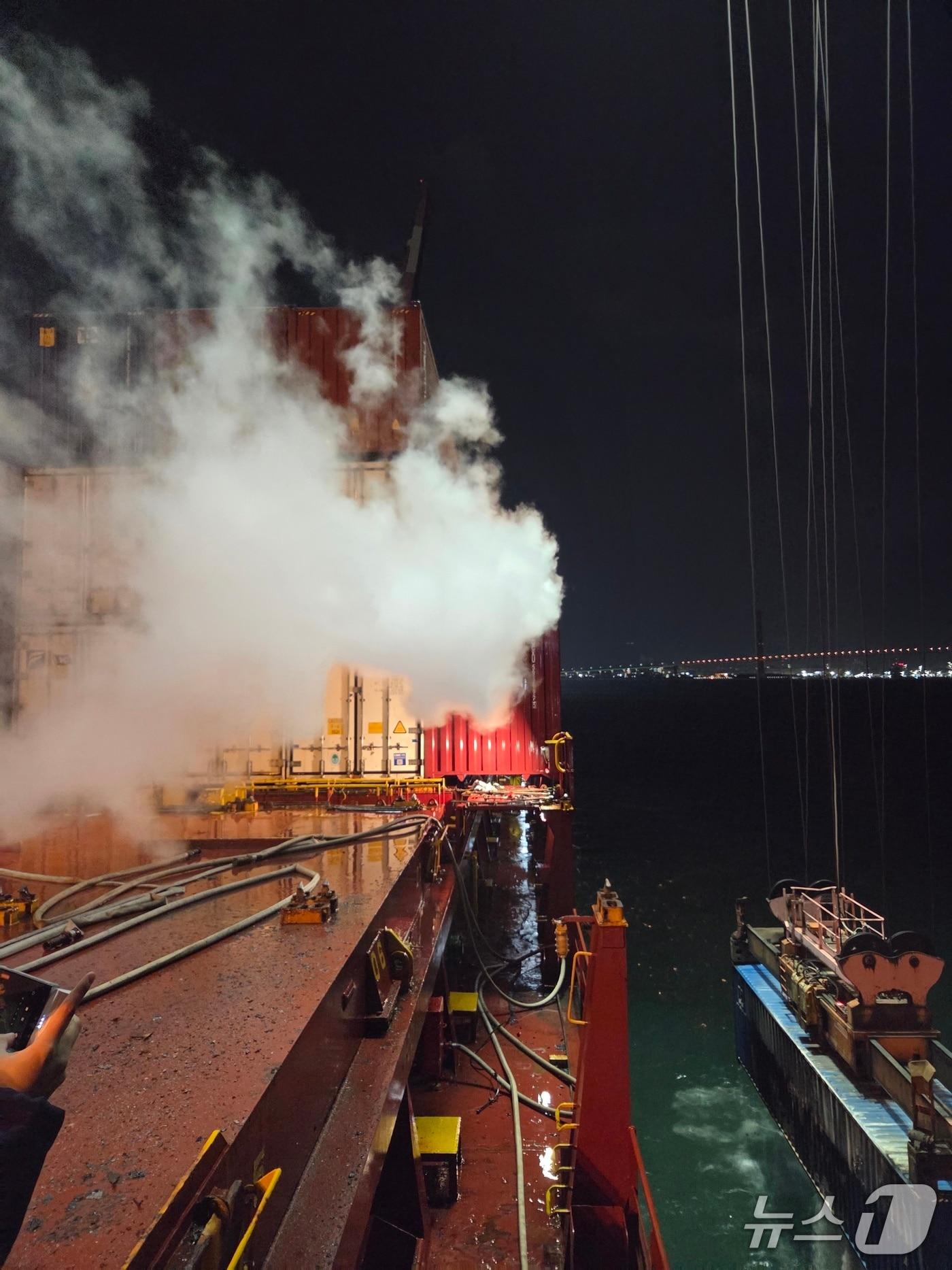 본문 이미지 - 컨테이너선 화재.(전남소방본부 제공. 재판매 및 DB금지) 2026.3.1/뉴스1