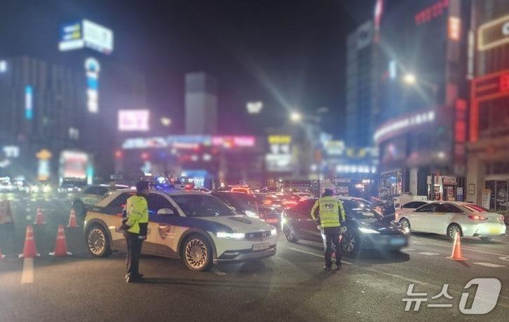 본문 이미지 - 폭주 행위 단속하는 경찰. (충남경찰청 제공. 재판매 및 DB금지)