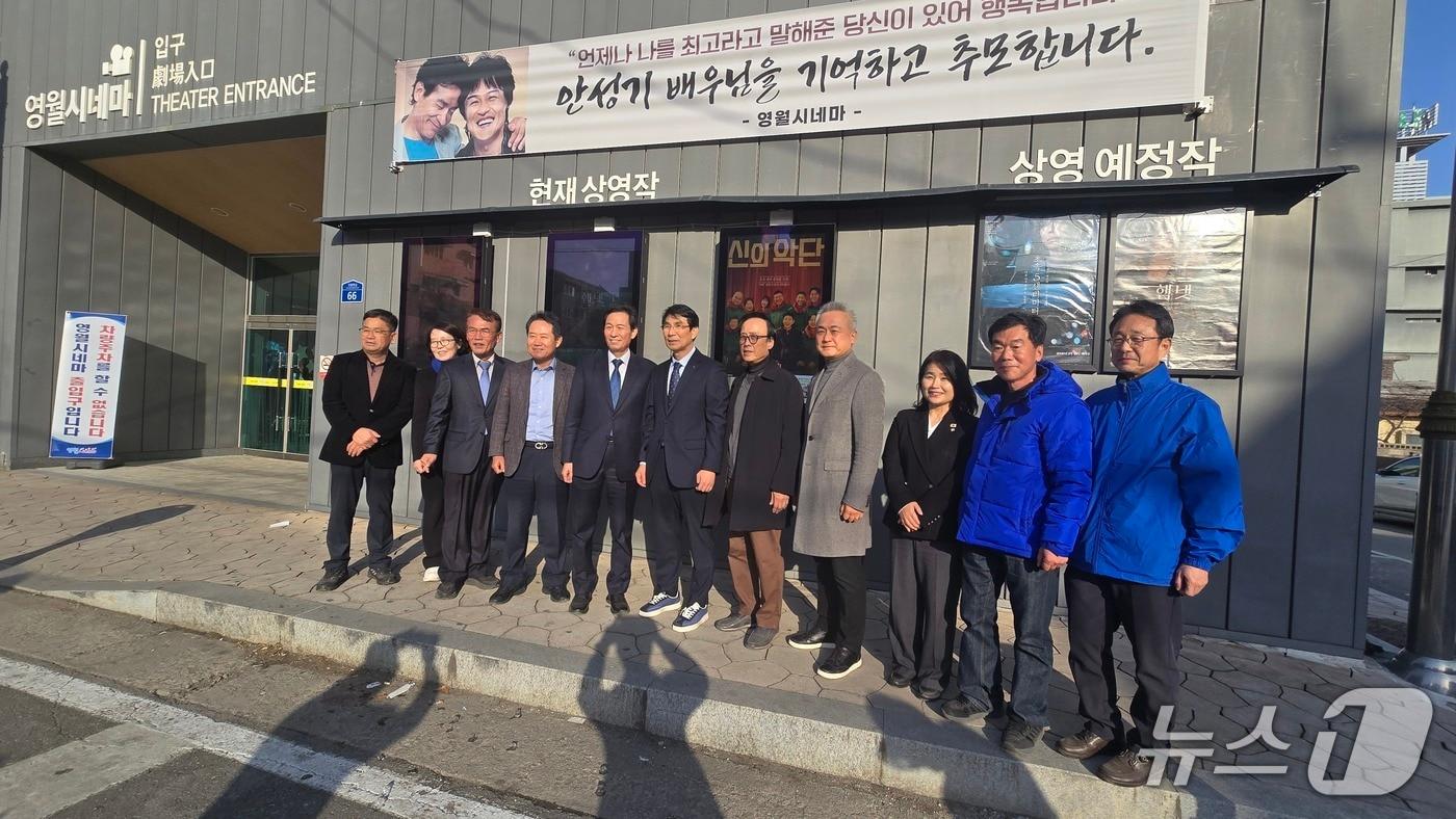 본문 이미지 - 우상호 전 청와대 정무수석이 2월 28일 배우자 이현주씨와 영월의 작은영화관에서 '왕과 사는 남자'를 관람한 뒤 기념촬영을 하고 있다.(출마예정자 측 제공, 재판매 및 DB금지) /뉴스1