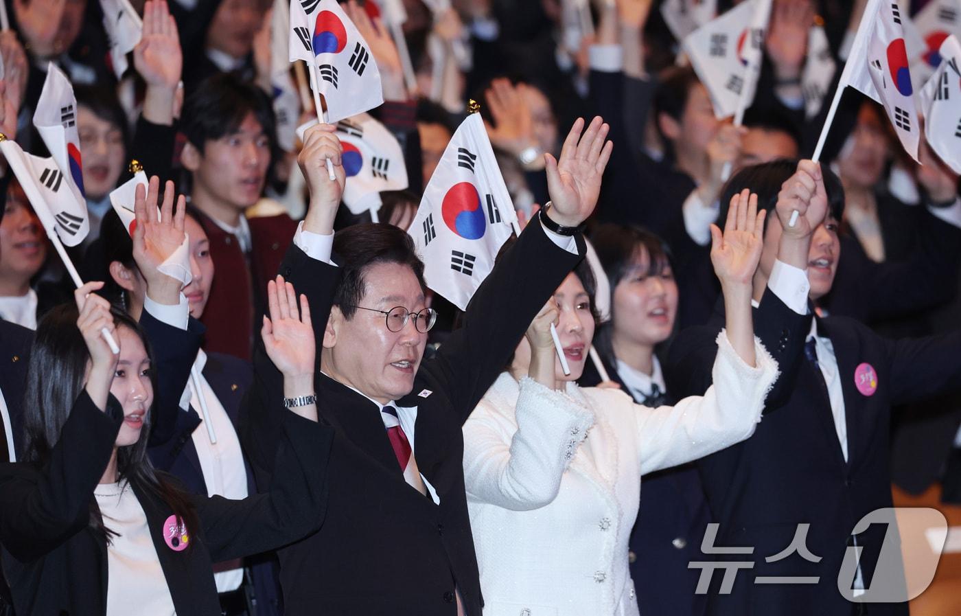 본문 이미지 - 이재명 대통령과 김혜경 여사가 1일 서울 강남구 코엑스에서 열린 제107주년 3·1절 기념식에서 만세삼창을 하고 있다. 2026.3.1 ⓒ 뉴스1 이재명 기자