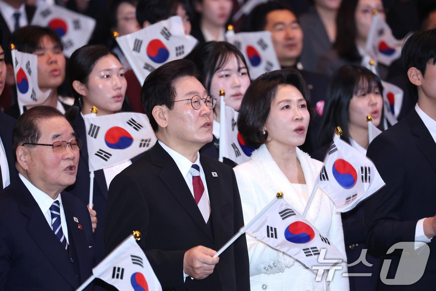 본문 이미지 - 이재명 대통령과 김혜경 여사가 1일 서울 강남구 코엑스에서 열린 제107주년 3·1절 기념식에서 참석자들과 3·1절 노래를 제창하고 있다. 2026.3.1 ⓒ 뉴스1 이재명 기자