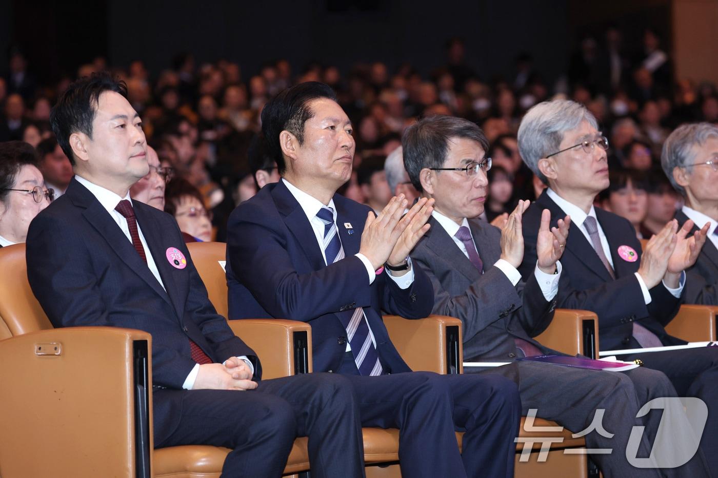 본문 이미지 - 장동혁 국민의힘 대표(왼쪽부터), 정청래 더불어민주당 대표, 노태악 중앙선거관리위원장, 김상환 헌법재판소장이 1일 서울 강남구 코엑스에서 열린 제107주년 3·1절 기념식에 참석해 자리하고 있다. 2026.3.1 ⓒ 뉴스1 이재명 기자