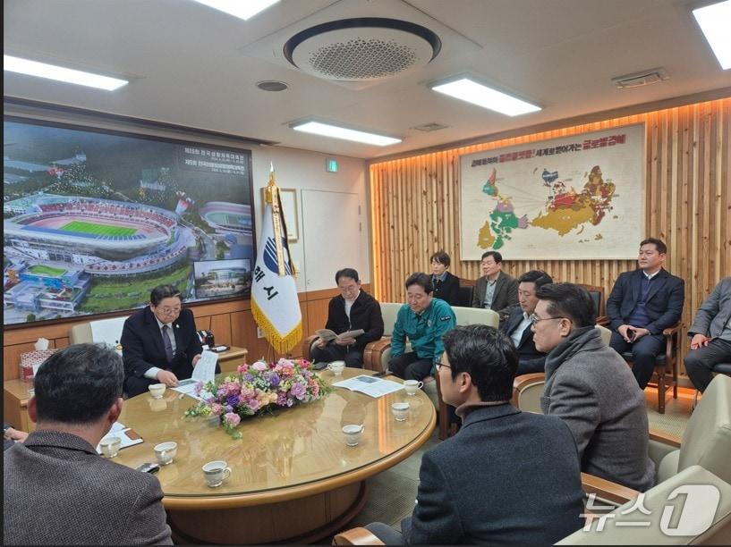 본문 이미지 - 김도읍 국회의원과 김형찬 강서구청장, 시·구의원들이 홍태용 김해시장과 면담하고 있다.(강서구 제공. 재판매 및 DB금지)