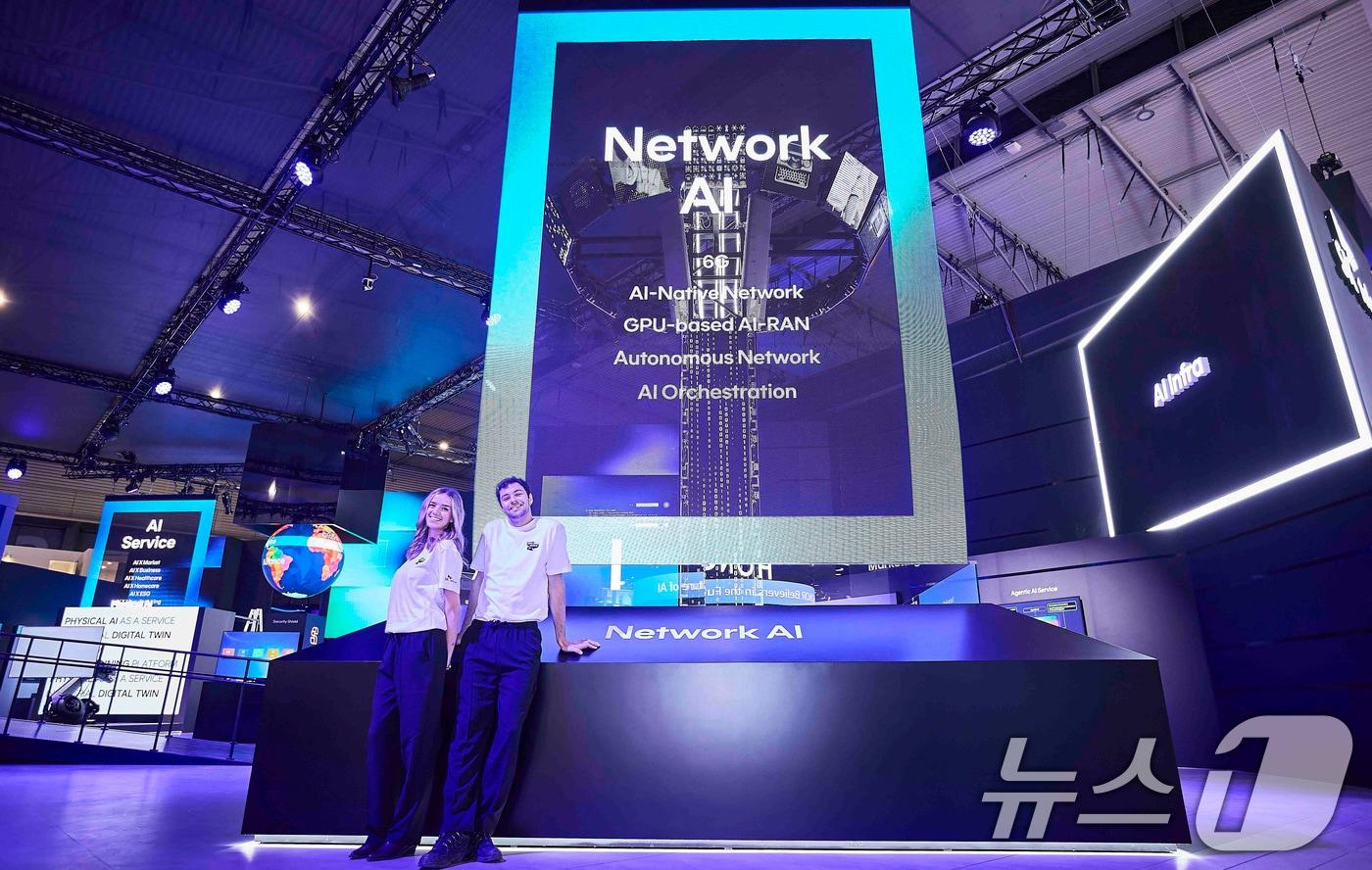 본문 이미지 - 모바일 월드 콩그레스 2026(Mobile World Congress 2026, MWC26)이 열리는 스페인 바르셀로나 피라 그란비아 SKT 전시관에서 모델들이 전시관을 소개하고 있다. (SK 제공. 재판매 및 DB 금지) 2026.3.1 ⓒ 뉴스1 임세영 기자