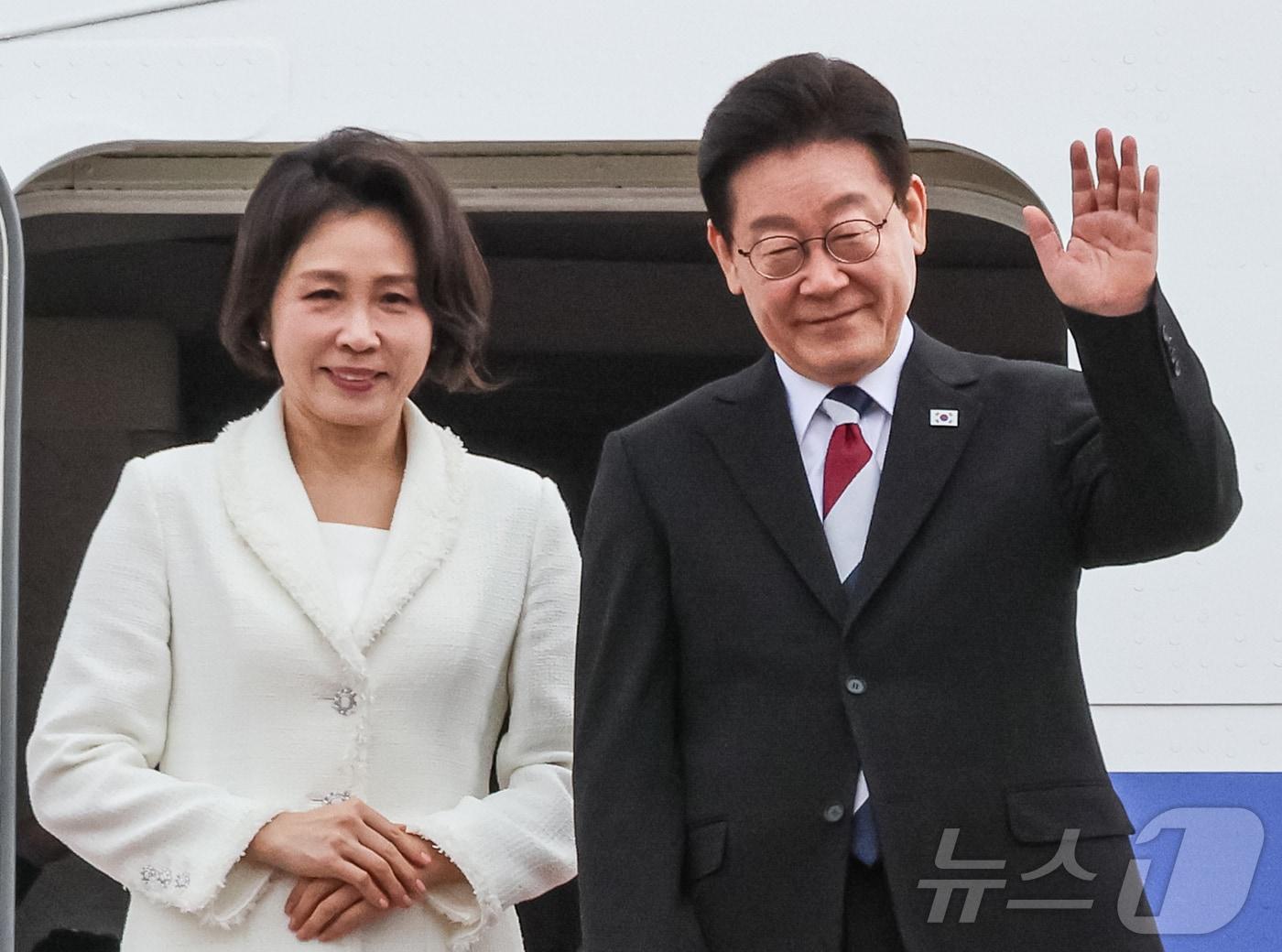 본문 이미지 - 이재명 대통령과 김혜경 여사가 1일 싱가포르와 필리핀 국빈 방문을 위해 경기 성남 서울공항을 통해 출국하며 인사하고 있다. 2026.3.1 ⓒ 뉴스1 허경 기자