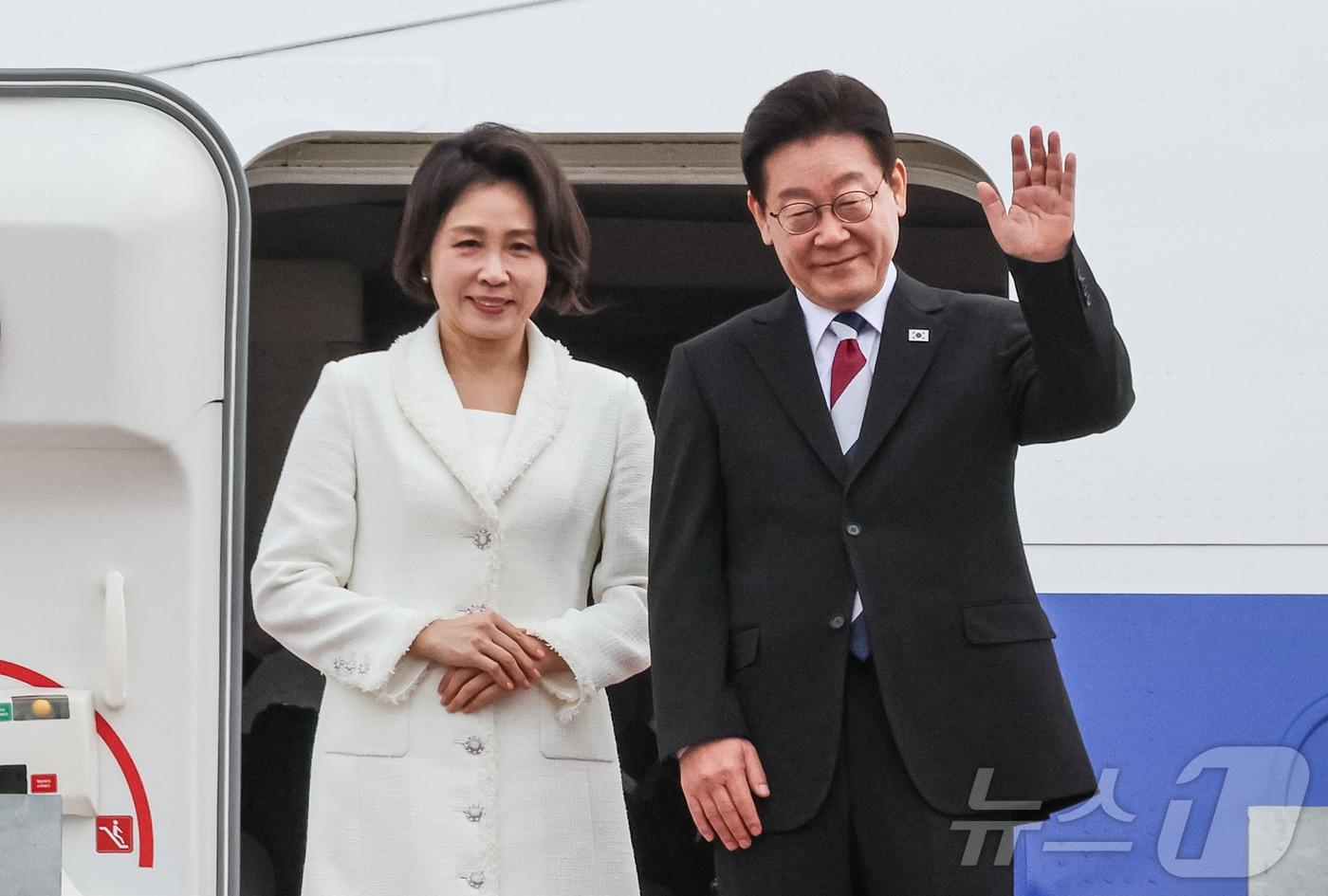 본문 이미지 - 이재명 대통령과 김혜경 여사가 1일 싱가포르와 필리핀 국빈 방문을 위해 경기 성남 서울공항을 통해 출국하며 인사하고 있다. 2026.3.1 ⓒ 뉴스1 허경 기자