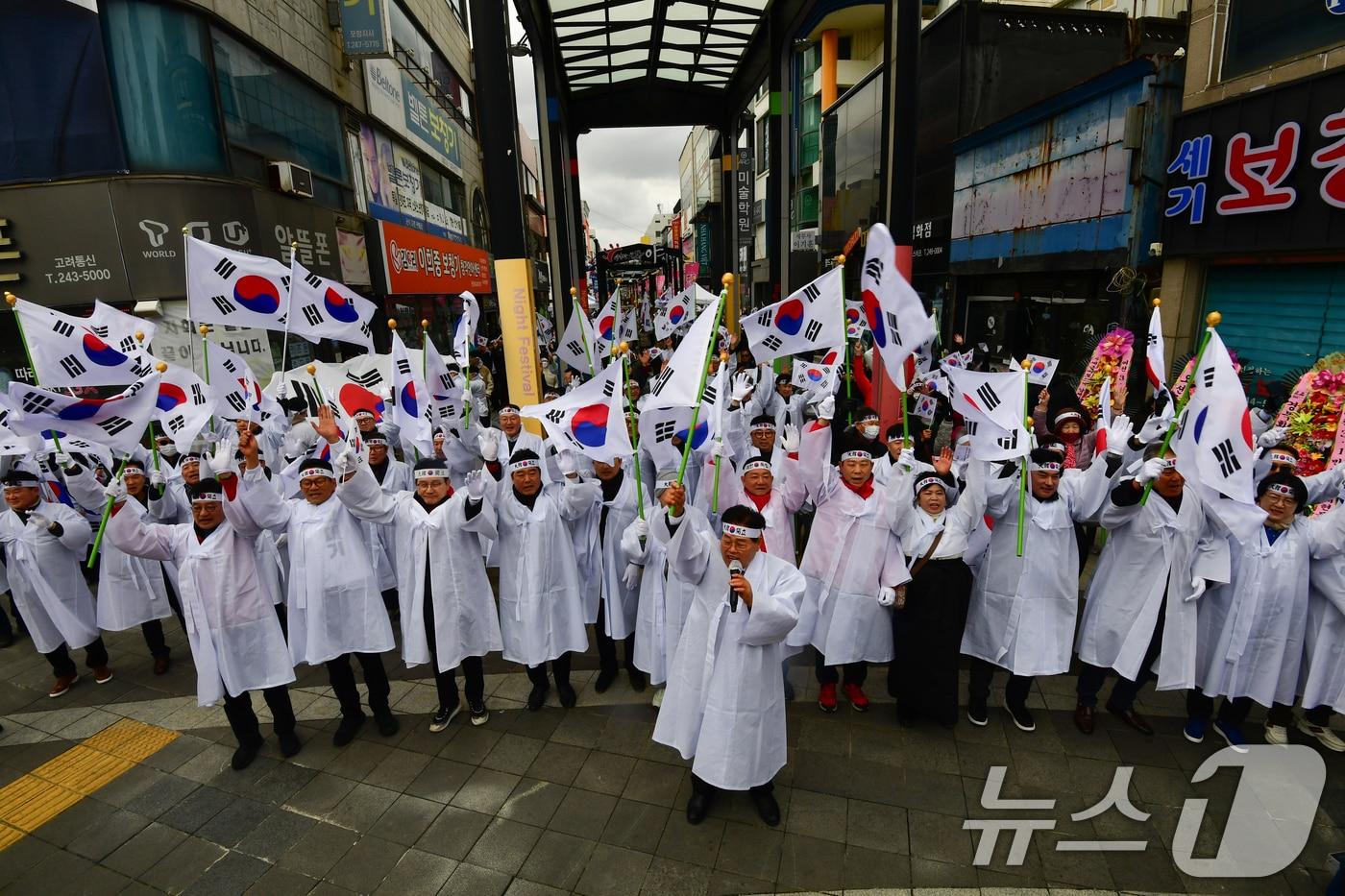 본문 이미지 - 107주년 3·1절을 맞아 경북 포항시 북구 중앙동에서 열린 여천 3·1 재현 문화 행사에 참가한 시민들이 '대한독립만세'를 외치고 있다. 2026.3.1 ⓒ 뉴스1 최창호 기자