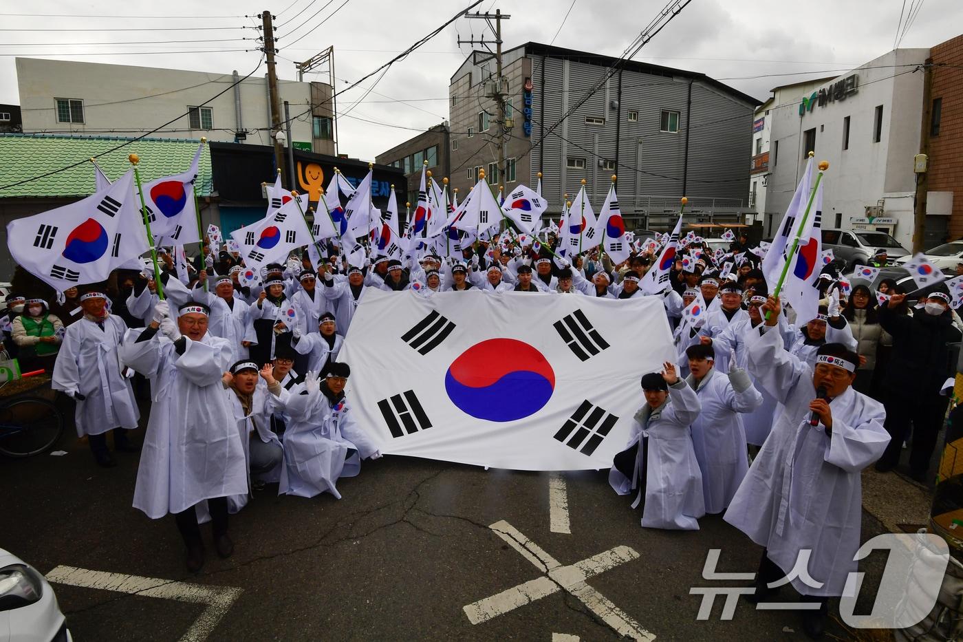본문 이미지 - 107주년 3·1절을 맞아 경북 포항시 북구 중앙동에서 열린 여천 3·1 재현 문화 행사에 참가한 시민들이 '대한독립만세'를 외치며 순국선열들의 나라사랑정신을 되새기고 있다. 2026.3.1 ⓒ 뉴스1  최창호 기자