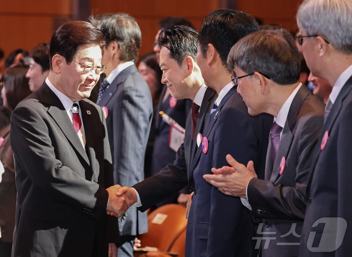 본문 이미지 - 이재명 대통령과 장동혁 국민의힘 대표가 1일 서울 강남구 코엑스에서 열린 제107주년 3·1절 기념식에서 인사를 나누고 있다. 2026.3.1 ⓒ 뉴스1 이재명 기자