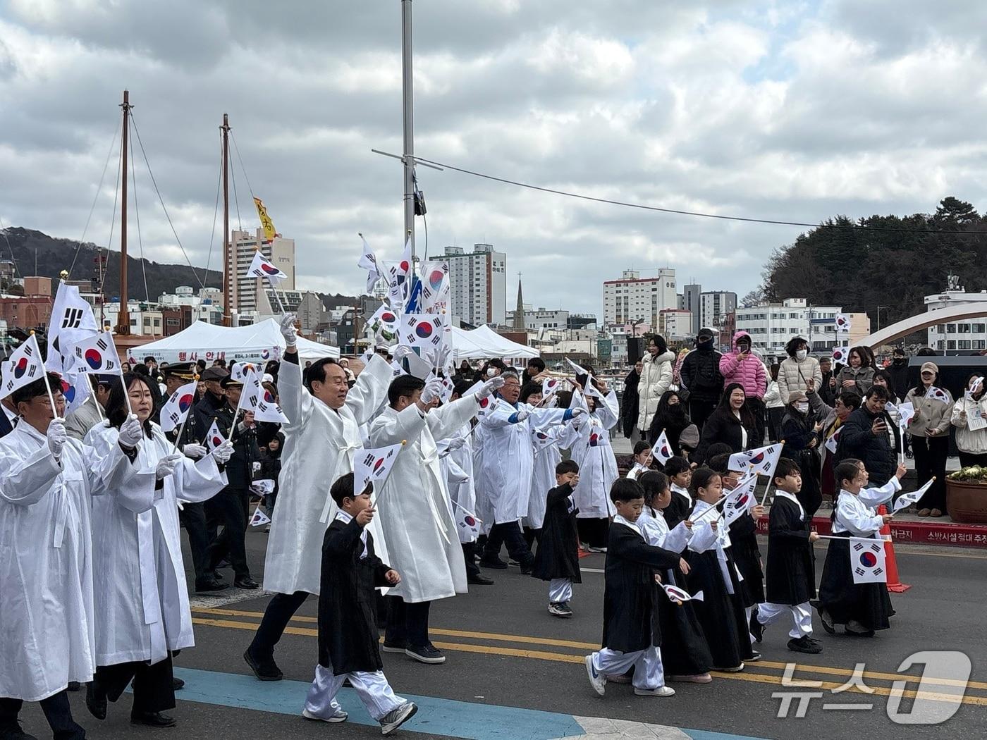 본문 이미지 - 1일 경남 통영시 강구안 문화마당 일원에서 열린 제107주년 3·1절 통영만세운동 기념식에 참가한 사람들이 시가 행진을 하고 있다.2026.03.01/뉴스1 강미영기자