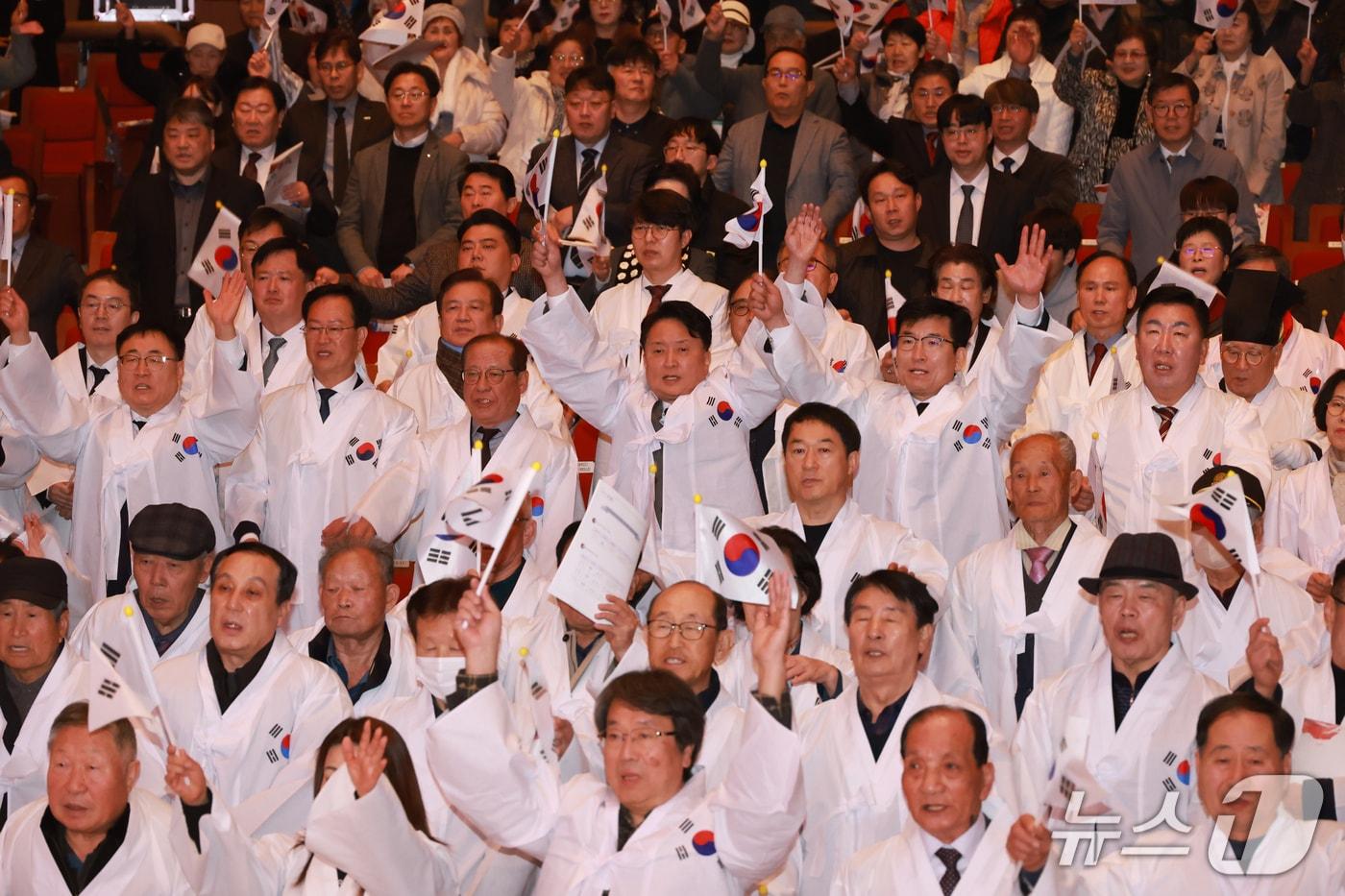 본문 이미지 - 1일 충북도가 주최한 3.1절 기념식에서 참석자들이 만세삼창을 하고 있다.(충북도 제공. 재판매 및 DB금지)