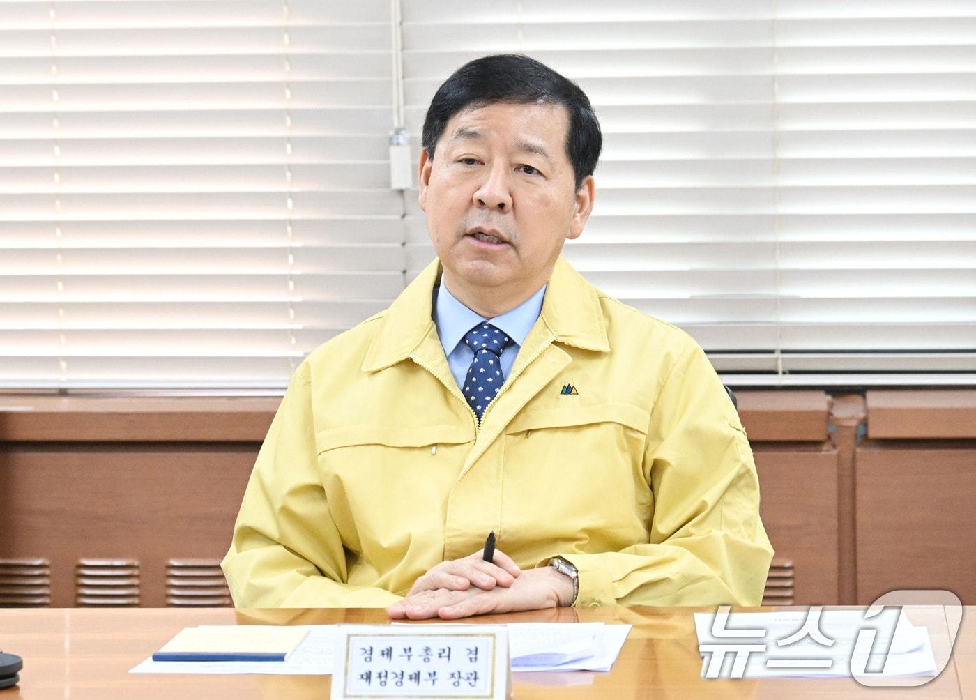 본문 이미지 - 구윤철 경제부총리 겸 재정경제부 장관이 1일 서울 종로구 정부서울청사에서 열린 이란 관련 관계기관 합동 상황점검회의에서 모두발언을 하고 있다. (재정경제부 제공. 재판매 및 DB 금지) 2026.3.1 ⓒ 뉴스1 임세영 기자