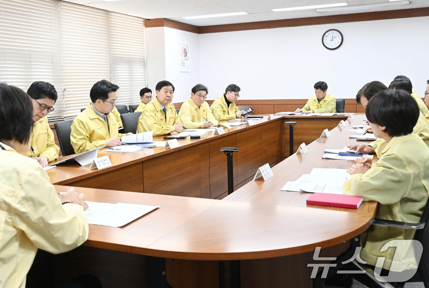 본문 이미지 - 구윤철 경제부총리 겸 재정경제부 장관이 1일 서울 종로구 정부서울청사에서 열린 이란 관련 관계기관 합동 상황점검회의를 주재하고 있다. (재정경제부 제공. 재판매 및 DB 금지) 2026.3.1 ⓒ 뉴스1 임세영 기자