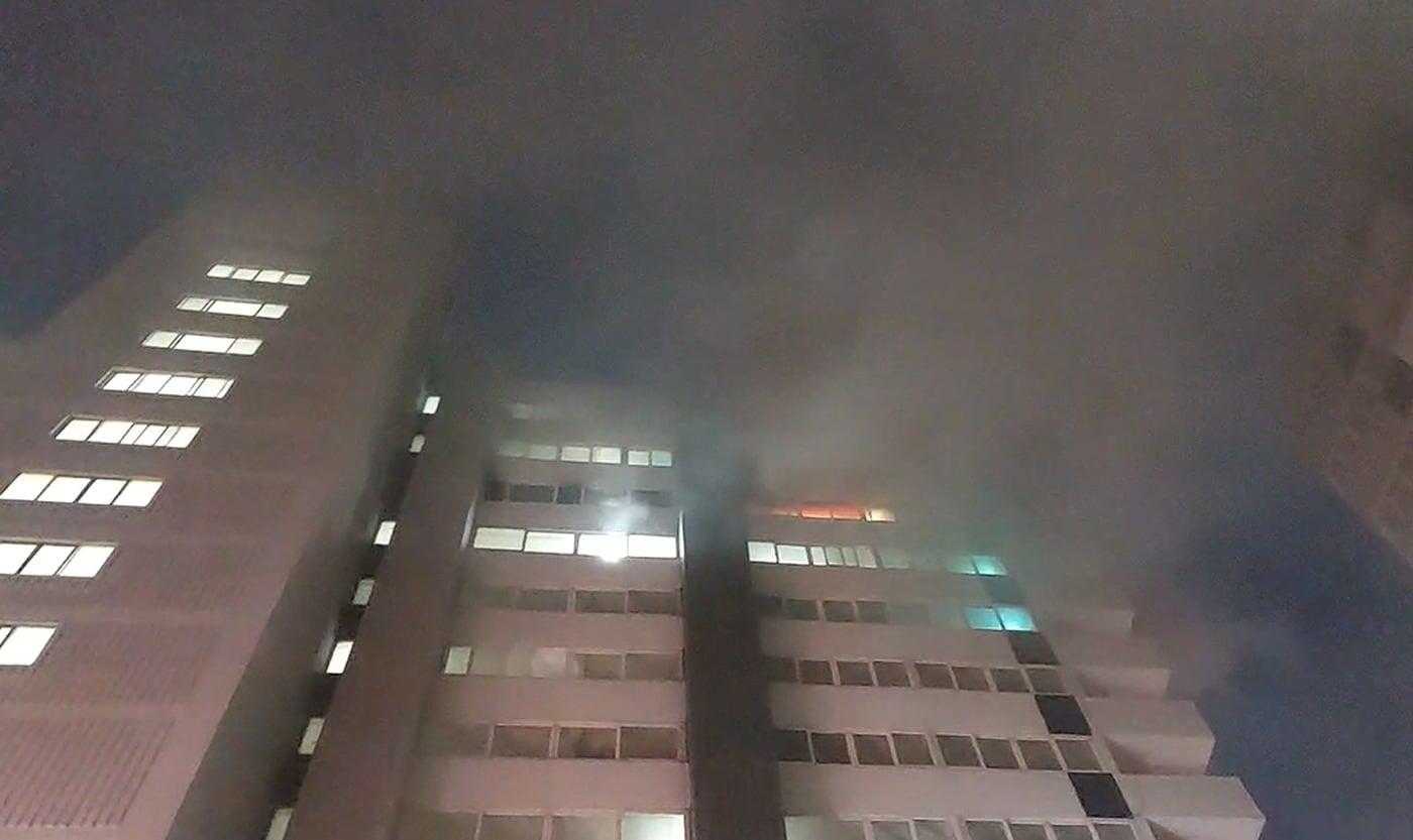 본문 이미지 - 1일 오전 6시 14분쯤 서울 강서구 가양동의 15층짜리 아파트 13층에서 불이 났다./서울 강서소방서 제공.