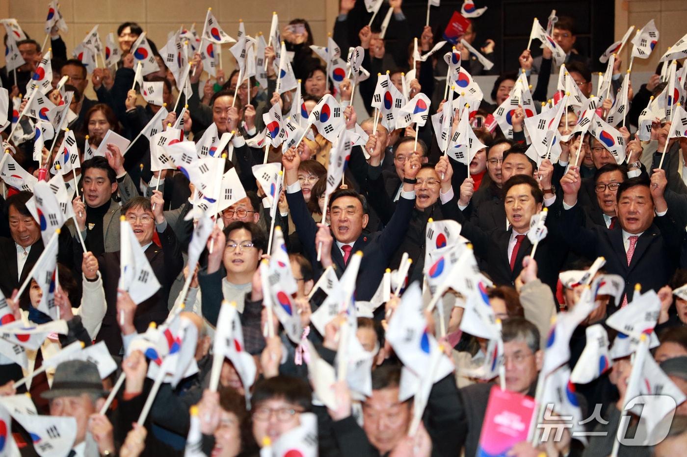 본문 이미지 - 1일 오전 10시 울산문화예술회관 대공연장에서 3·1절 기념식이 열려 김두겸 시장과 독립유공자 유가족, 각계 기관·단체 대표, 시민 등 1500여 명이 만세 삼창을 하고 있다.(제공. 재판매 및 DB금지)/뉴스1