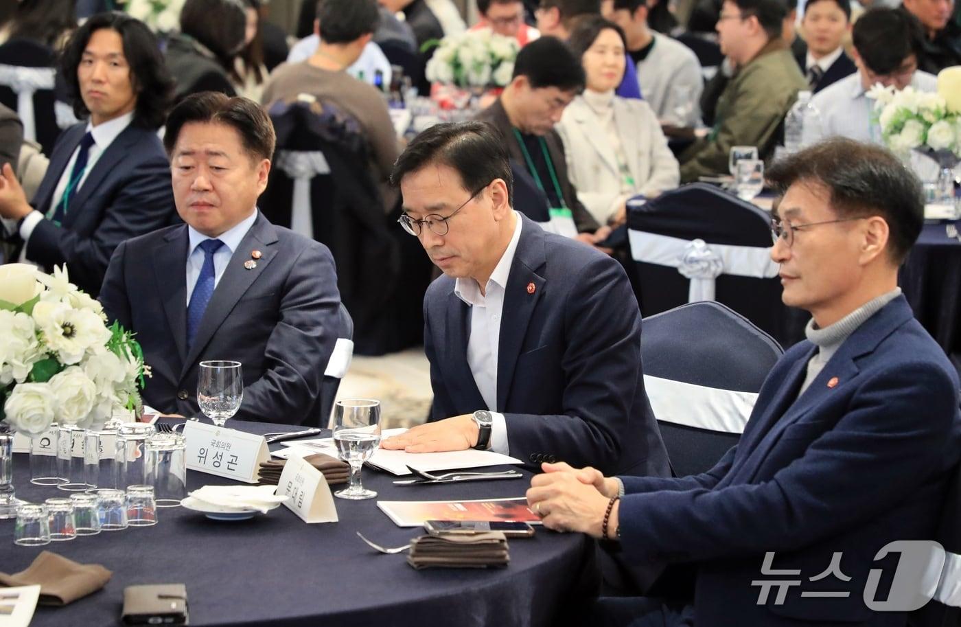 본문 이미지 - 제주도기자협회에 참석한 오영훈 지사, 위성곤 의원, 문대림 의원(왼쪽부터)/뉴스1