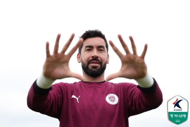 본문 이미지 -  용인FC의 외국인 골키퍼 노보(한국프로축구연맹 제공)