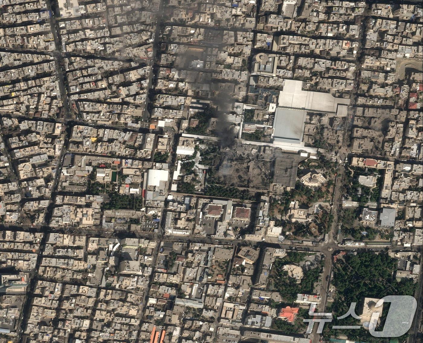 본문 이미지 - 28일(현지시간) 미국과 이스라엘의 이란 공습 이후 이란 테헤란의 하메네이 거처를 촬영한 에어버스 위성사진. 이란 당국은 1일 하메네이 최고지도자와 고위 인사들의 사망을 인정했다. ⓒ 로이터=뉴스1