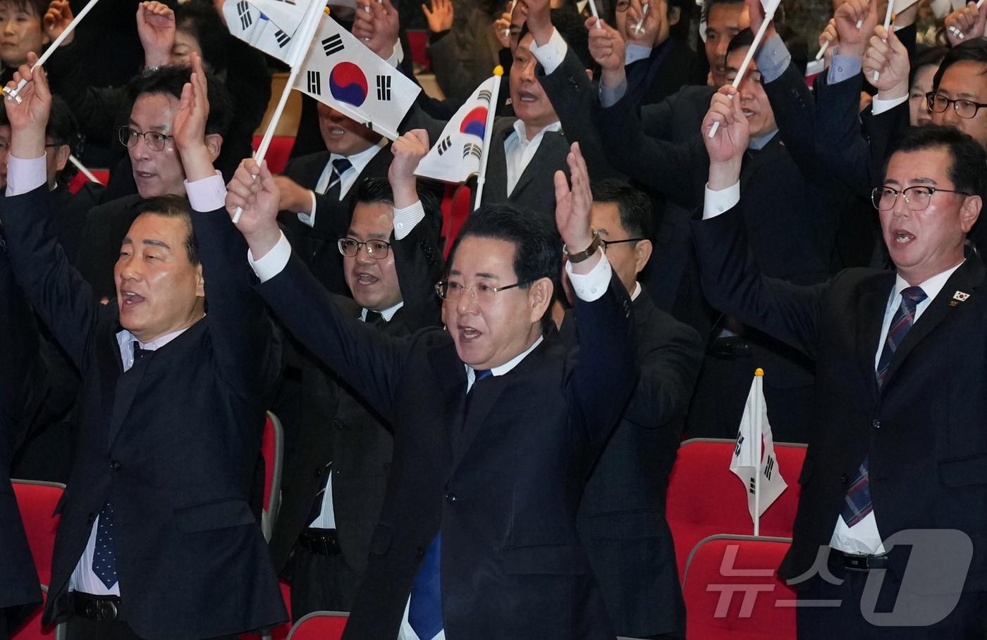 본문 이미지 - 김영록 전라남도지사가 1일 전남도청 김대중강당에서 열린 ‘제107주년 3·1절 기념식’에서 참석자들과 만세 삼창을 하고 있다.(전남도 제공. 재판매 및 DB금지) 2026.3.1 ⓒ 뉴스1 