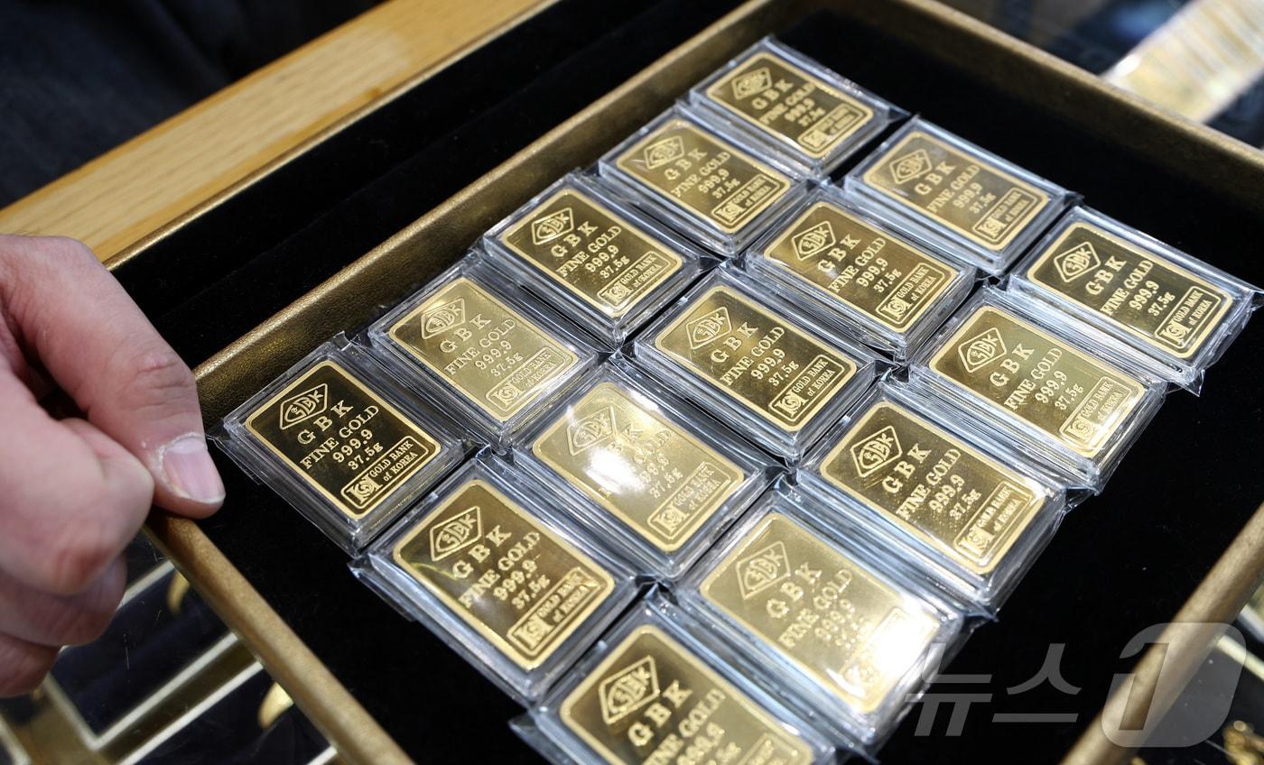 본문 이미지 - 미국·이스라엘의 이란 타격으로 금·은 등 안전자산 선호 심리가 확대되고 있는 1일 서울 시내 금은방에서 직원이 골드바를 정리하고 있다. 2026.3.1 ⓒ 뉴스1 최지환 기자