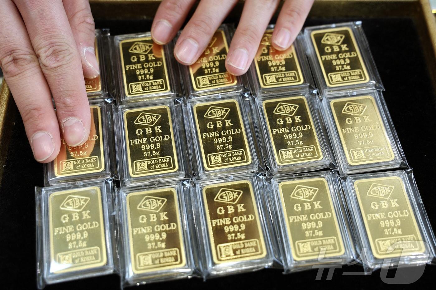 본문 이미지 - 서울 시내 금은방에서 직원이 골드바를 정리하고 있다. 2026.3.1 ⓒ 뉴스1 최지환 기자
