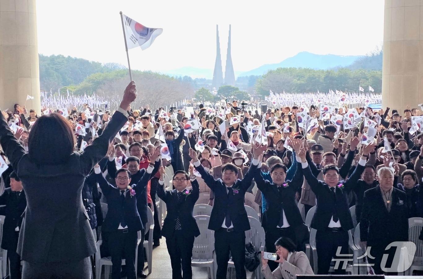 본문 이미지 - 1일 독립기념관 겨레의집에서 열린 제107주년 3·1절 기념식에서 참가자들이 '대한독립 만세'를 외치고 있다. 2026.3.1. ⓒ 뉴스1 이시우 기