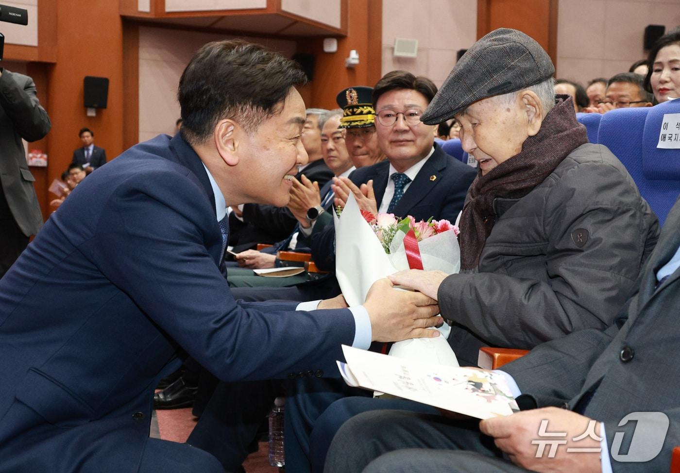 본문 이미지 - 1일 전북도청 대강당에서 열린 제107주년 3.1절 기념행사에 김관영 도지사가 이석규 애국지사에게 꽃다발을 전달하고 있다.(전북도청 제공. 재판매 및 DB 금지)