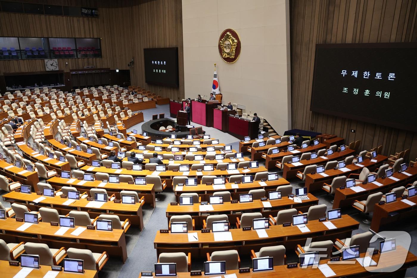 본문 이미지 - 조정훈 국민의힘 의원이 1일 서울 여의도 국회에서 열린 제432회 국회(임시회) 제8차 본회의에서 국민투표법 전부개정법률안(대안) 수정안에 대해 무제한토론(필리버스터)을 하고 있다. (사진은 기사 내용과 무관함) 2026.3.1 ⓒ 뉴스1 신웅수 기자