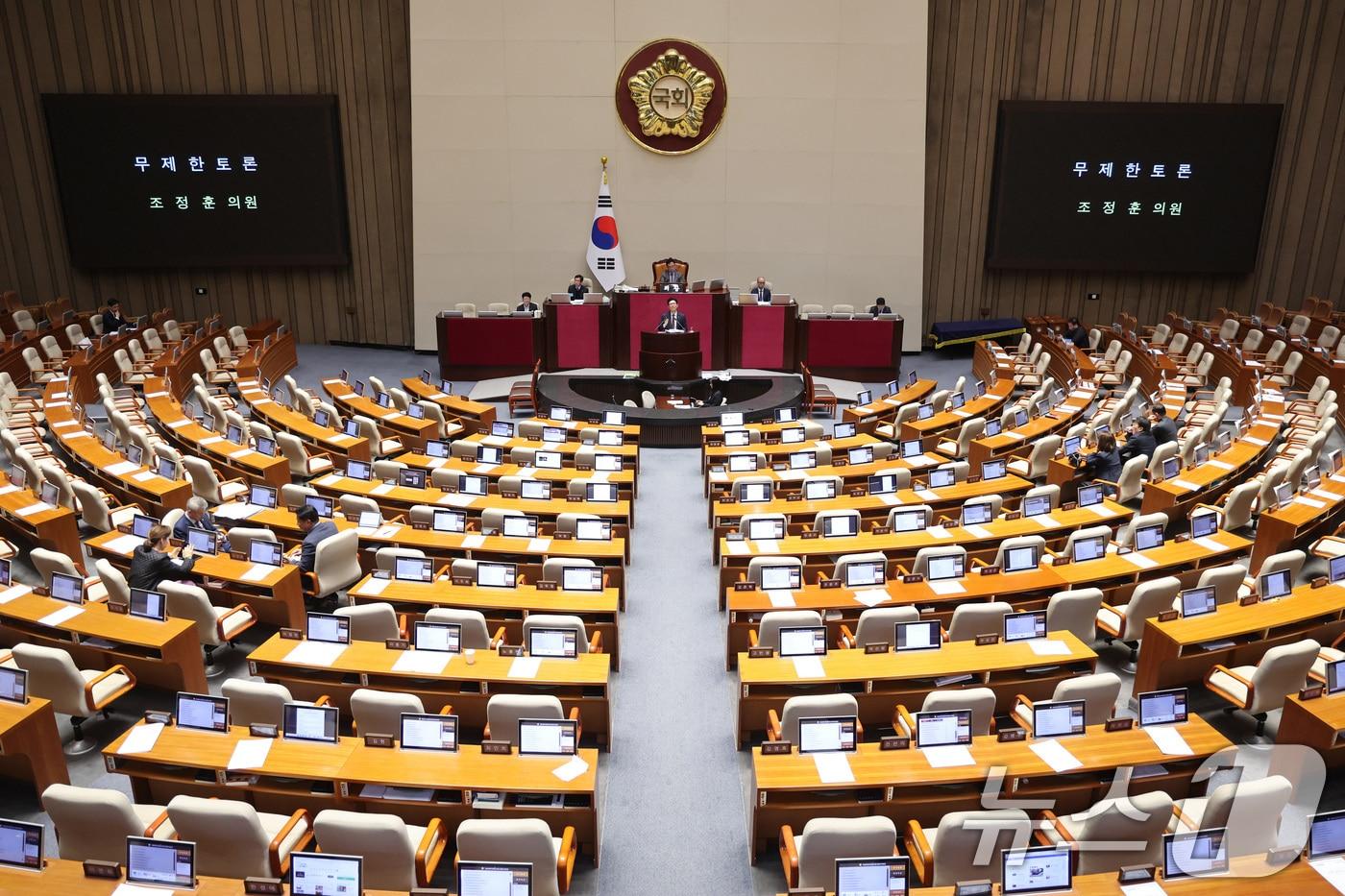 본문 이미지 - 조정훈 국민의힘 의원이 1일 서울 여의도 국회에서 열린 제432회 국회(임시회) 제8차 본회의에서 국민투표법 전부개정법률안(대안) 수정안에 대해 무제한토론(필리버스터)을 하고 있다. 2026.3.1 ⓒ 뉴스1 신웅수 기자