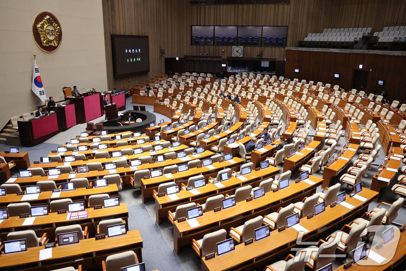 본문 이미지 - 조정훈 국민의힘 의원이 1일 서울 여의도 국회에서 열린 제432회 국회(임시회) 제8차 본회의에서 국민투표법 전부개정법률안(대안) 수정안에 대해 무제한토론(필리버스터)을 하고 있다. (사진은 기사 내용과 무관함) 2026.3.1 ⓒ 뉴스1 신웅수 기자