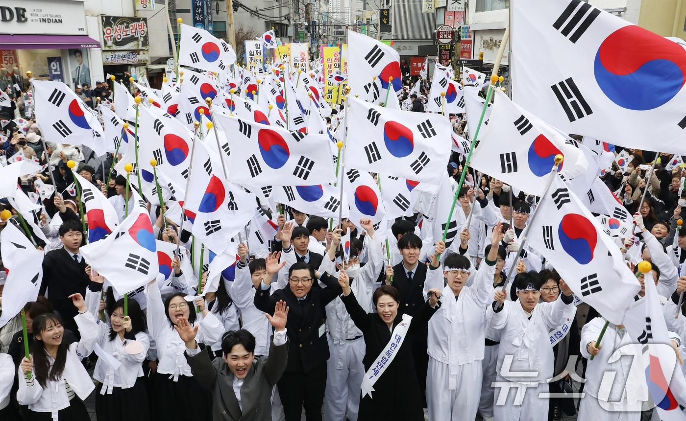 본문 이미지 - 제107주년 3·1절인 1일 부산 동래구 동래시장에서 열린 '동래 3·1독립만세운동' 재현 행사에서 참가자들이 대한독립만세를 외치고 있다. 2026.3.1 ⓒ 뉴스1 윤일지 기자